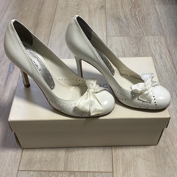 BCBGirls white leather heels w/satin bow* - Picture 3 of 9